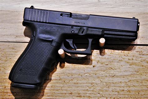 Glock 19 Gen 9mm vs 40 Cal Review