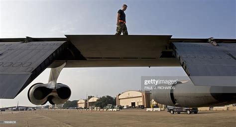 Air Force Mechanic Inspects The Wings Of A B 52H Long Range Strategic News Photo Getty Images