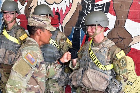 Ait Soldiers Former Combat Medic Come To Aid Of Fallen Retiree At Fort Sam Houston Exchange