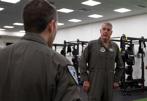 Amc S Top General Gets A First Hand Look At Upt 2 5 Vance Air Force Base Article Display