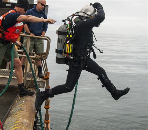 5 Ways Coast Guard Scuba Divers Save Lives