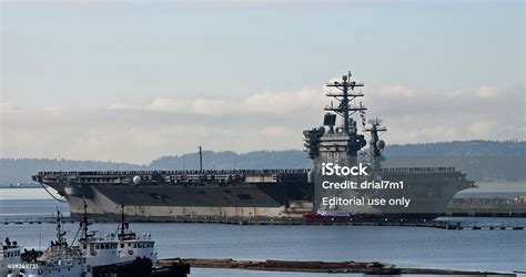 Current News Uss Nimitz Returns To Everett 121613 Stok Foto Raflar