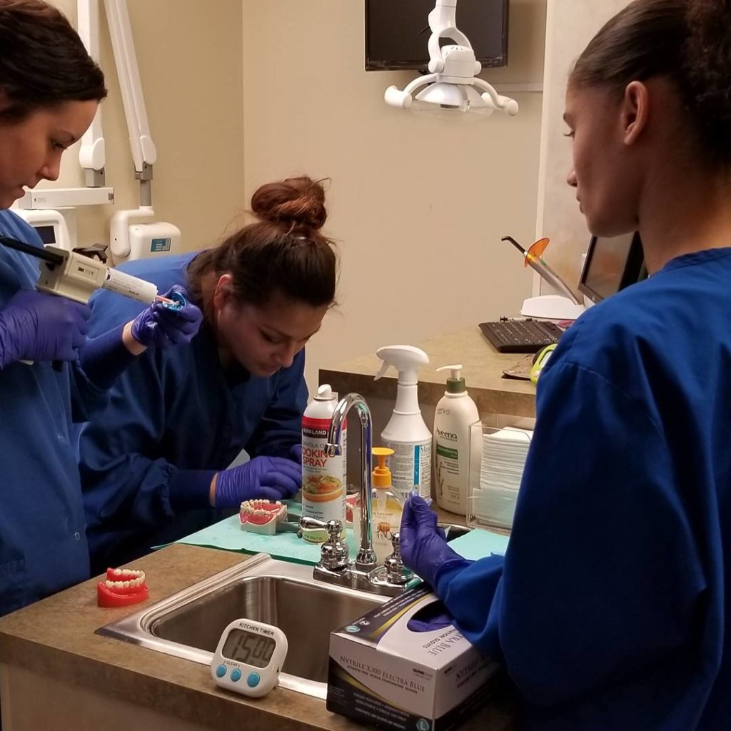 Dental Assistant Jobs Available Now