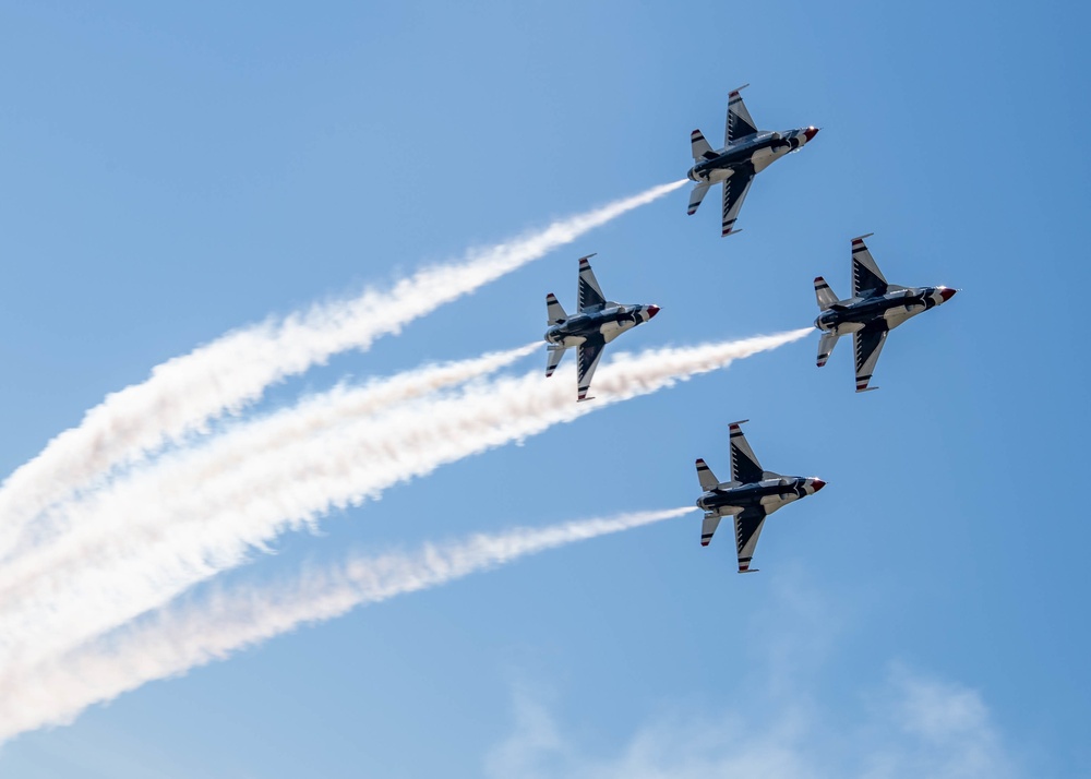 Dvids Images Thunderbirds Finish Cleveland National Air Show With Style Image 17 Of 18