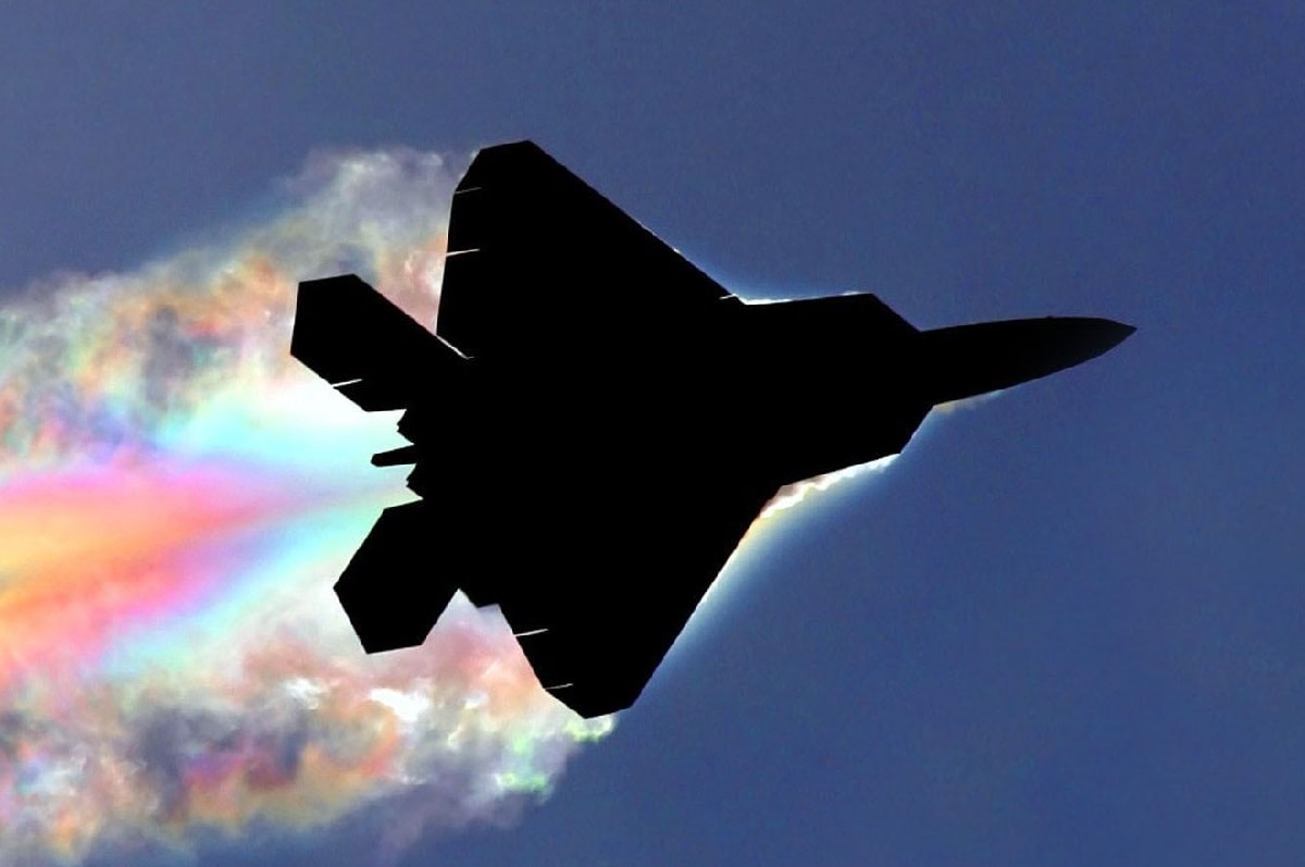 F 22 Raptor Firing Missile