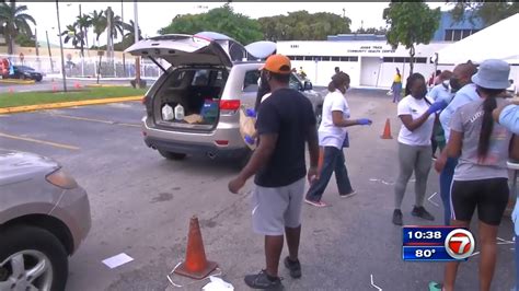 Farm Share Hosts Thanksgiving Food Distribution In Nw Miami Dade Wsvn 7News Miami News