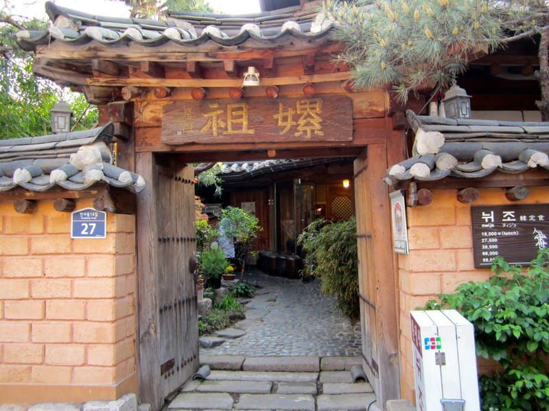 Five Ways To Enjoy The Traditional Hanok Houses In Seoul South Korea Independent Travel Cats