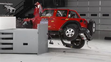 Jeep Wrangler Tips Over In Iihs Crash Tests Video