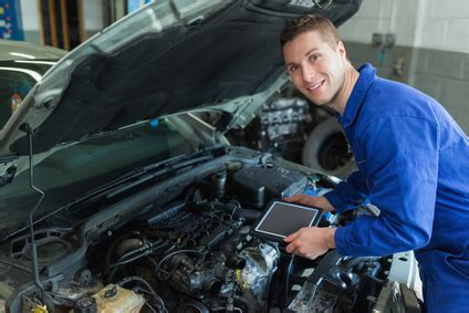 Job Spotlight Auto Mechanic Findmytradeschool Com