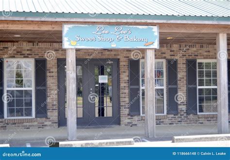 Lee Lee S Sweet Shop And Bakery Hernando Mississippi Editorial Stock Photo Image Of Cupcakes