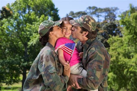 Los Padres Del Ej Rcito Se Reunieron Con Su Hija Foto Premium