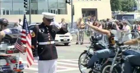 Marine Staff Sergeant Takes Position During Parade I Couldn T Believe What Happened Next