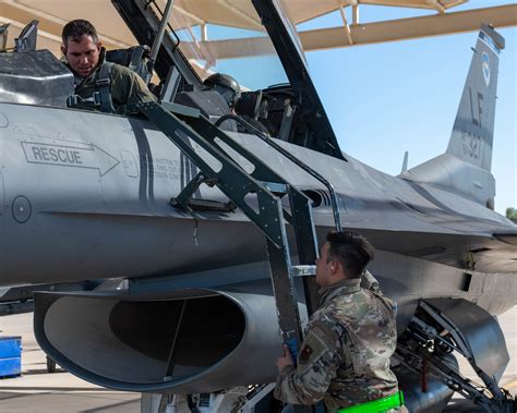 New Rtt Initiative Creates Combat Ready F 16 Crew Chiefs Saves Time Money Air Force Article Display