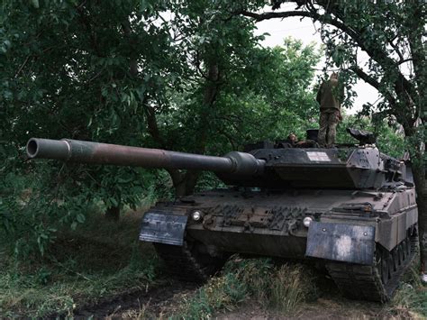 On The Front In Ukraine Going Into Battle In A Leopard 2 Tank Der Spiegel