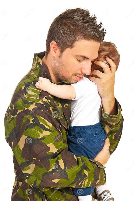 Padre Militar Que Abraza A Su Hijo Del Beb Imagen De Archivo Imagen