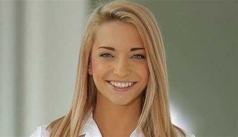 Paisley Rae A Complete Bio With Age Height Figure And Net Worth Bio Famous Com