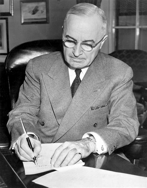 Photo Us President Harry Truman Signing The Proclamation Declaring A National Emergency White