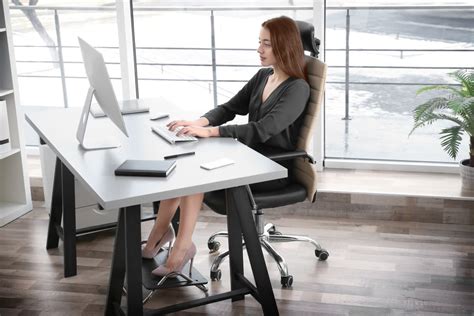 Proper Sitting Posture At A Computer According To Experts Ergonomic Trends