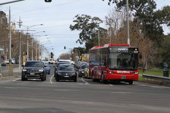 Skybus Melbourne Bus 35 Bs04nk Heads West On A Hotel Shuttle At Lonsdale And William Street