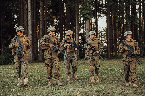 Soldados Combatientes De Pie Juntos Con Armas Retrato En Grupo De