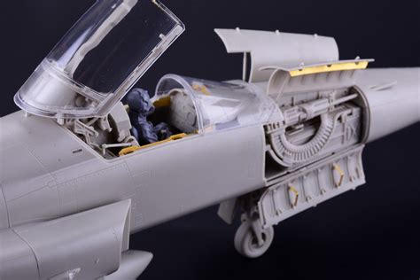 The Modelling News We See The First Pictures Of The First Built Up 32Nd Scale F 5E F From Kittyhawk