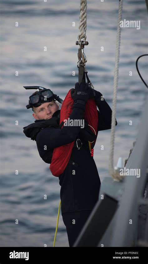 Us Navy Search Rescue Swimmer Hi Res Stock Photography And Images Alamy