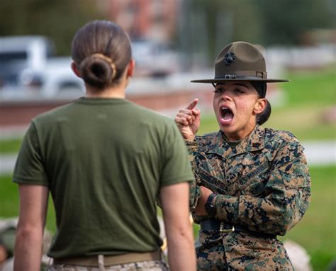 Usmc Female Drill Instructor Being Nice To New Recruit 3849X3112 R Militaryporn