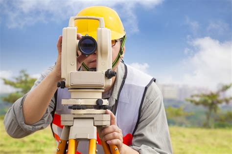 5 Essential Tools Surveyors Aid Make